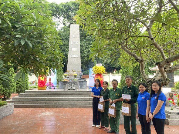 Chi đoàn cơ sở Viện Nghiên cứu Đông Bắc Á tổ chức các hoạt động Kỷ niệm Ngày thương binh liệt sĩ 27/7